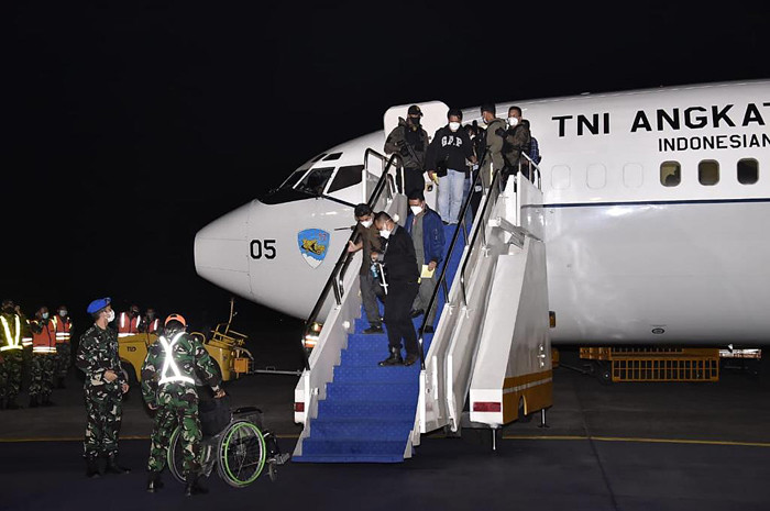 Sejumlah warga negara indonesia (WNI) yang dievakuasi dari Afghanistan tiba di Bandara Halim Perdanakusuma, Jakarta, Sabtu (21/8/2021) dini hari.