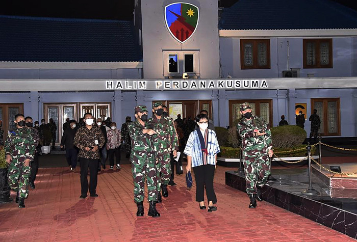 Sejumlah warga negara indonesia (WNI) yang dievakuasi dari Afghanistan tiba di Bandara Halim Perdanakusuma, Jakarta, Sabtu (21/8/2021) dini hari.