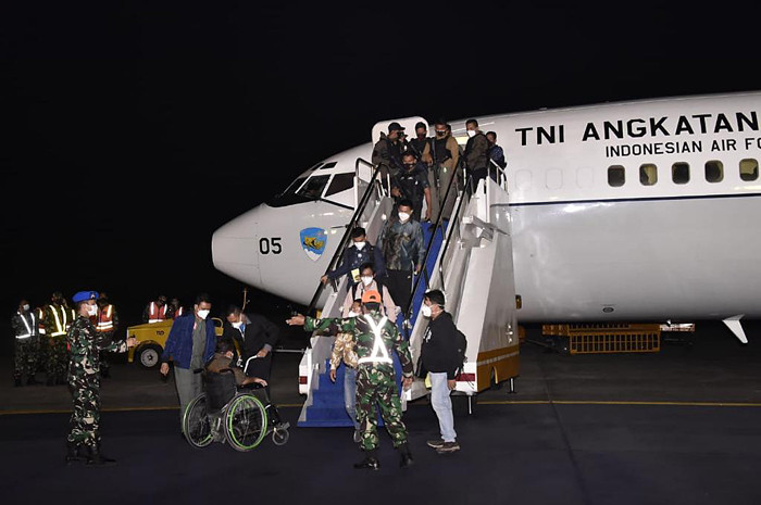Sejumlah warga negara indonesia (WNI) yang dievakuasi dari Afghanistan tiba di Bandara Halim Perdanakusuma, Jakarta, Sabtu (21/8/2021) dini hari.