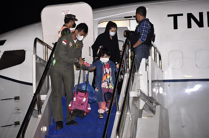 Sejumlah warga negara indonesia (WNI) yang dievakuasi dari Afghanistan tiba di Bandara Halim Perdanakusuma, Jakarta, Sabtu (21/8/2021) dini hari.