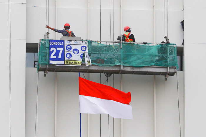 Pekerja sedang menyelesaikan pembangunan gedung di Kawasan Jakarta Pusat, Senin (23/8/2021).