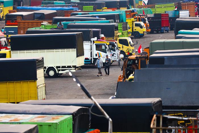Sejumlah kendaraan truk ekspedisi saat parkir di Kawasan Tanah Abang, Jakarta Pusat, Senin (23/8/2021).