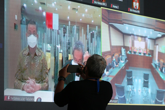 Terdakwa Mantan Menteri Sosial Juliari Peter Batubara menjalani sidang putusan secara virtual di Pengadilan Tipikor, Jakarta, Senin (23/8/2021).