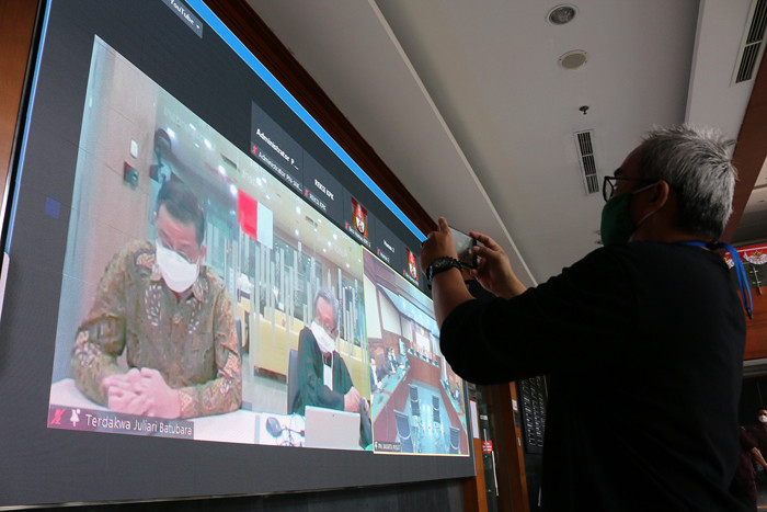 Terdakwa Mantan Menteri Sosial Juliari Peter Batubara menjalani sidang putusan secara virtual di Pengadilan Tipikor, Jakarta, Senin (23/8/2021).