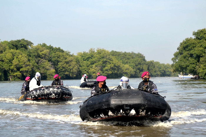 Serbuan vaksin Covid-19 untuk masyarakat maritim di pantai Tambak Cemandi dan Balai Desa Tambak Cemandi Kec. Sedati, Sidoarjo, Jawa Timur, Senin (23/8/2021).