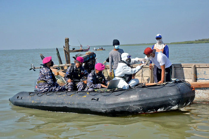 Serbuan vaksin Covid-19 untuk masyarakat maritim di pantai Tambak Cemandi dan Balai Desa Tambak Cemandi Kec. Sedati, Sidoarjo, Jawa Timur, Senin (23/8/2021).