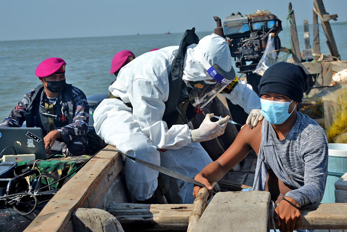 Serbuan vaksin Covid-19 untuk masyarakat maritim di pantai Tambak Cemandi dan Balai Desa Tambak Cemandi Kec. Sedati, Sidoarjo, Jawa Timur, Senin (23/8/2021).