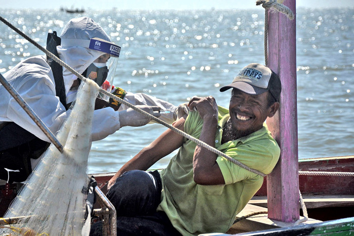 Serbuan vaksin Covid-19 untuk masyarakat maritim di pantai Tambak Cemandi dan Balai Desa Tambak Cemandi Kec. Sedati, Sidoarjo, Jawa Timur, Senin (23/8/2021).