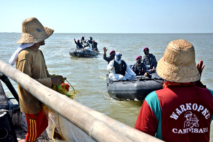 Serbuan vaksin Covid-19 untuk masyarakat maritim di pantai Tambak Cemandi dan Balai Desa Tambak Cemandi Kec. Sedati, Sidoarjo, Jawa Timur, Senin (23/8/2021).