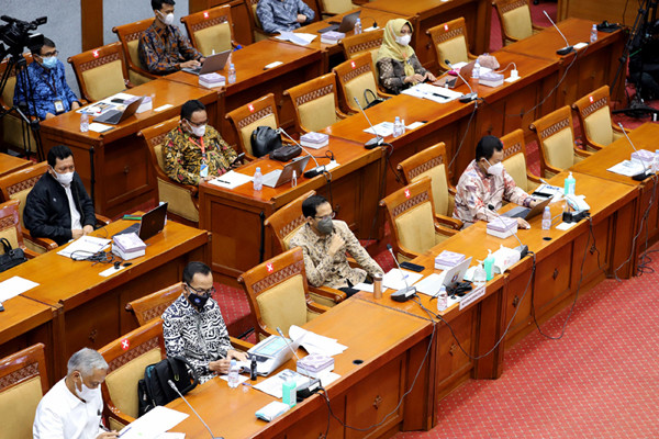 Menteri Pendidikan, Kebudayaan, Riset dan Teknologi Nadiem Makarim mengikuti rapat kerja dengan Komisi X DPR di Jakarta, Senin (23/8/2021).
