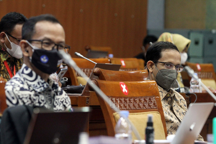 Menteri Pendidikan, Kebudayaan, Riset dan Teknologi Nadiem Makarim mengikuti rapat kerja dengan Komisi X DPR di Jakarta, Senin (23/8/2021).