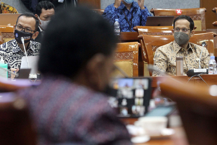 Menteri Pendidikan, Kebudayaan, Riset dan Teknologi Nadiem Makarim mengikuti rapat kerja dengan Komisi X DPR di Jakarta, Senin (23/8/2021).