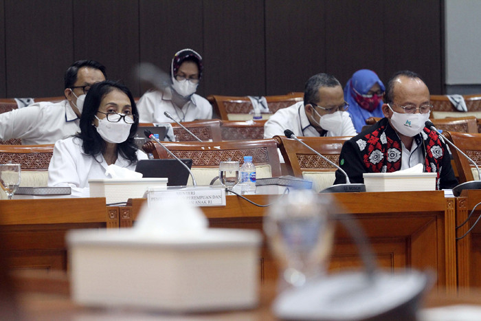 Menteri Pemberdayaan Perempuan dan Perlindungan Anak I Gusti Ayu Bintang Darmawati mengikuti rapat kerja dengan Komisi VIII DPR di Jakarta, Senin (23/8/2021).
