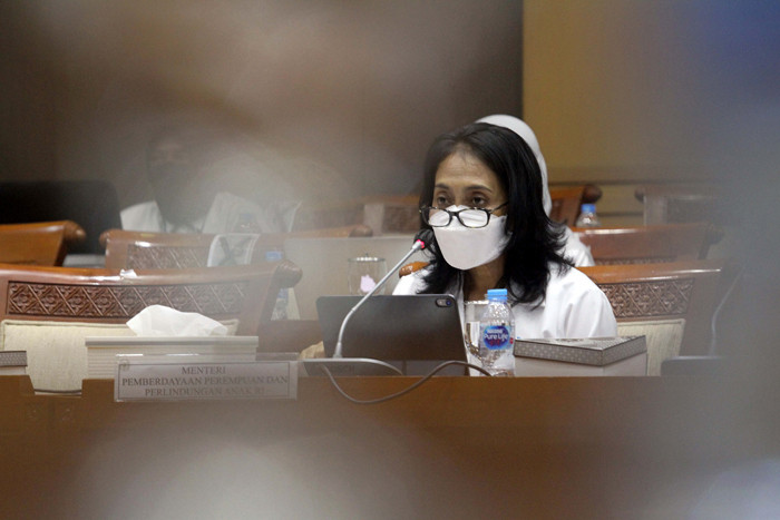 Menteri Pemberdayaan Perempuan dan Perlindungan Anak I Gusti Ayu Bintang Darmawati mengikuti rapat kerja dengan Komisi VIII DPR di Jakarta, Senin (23/8/2021).