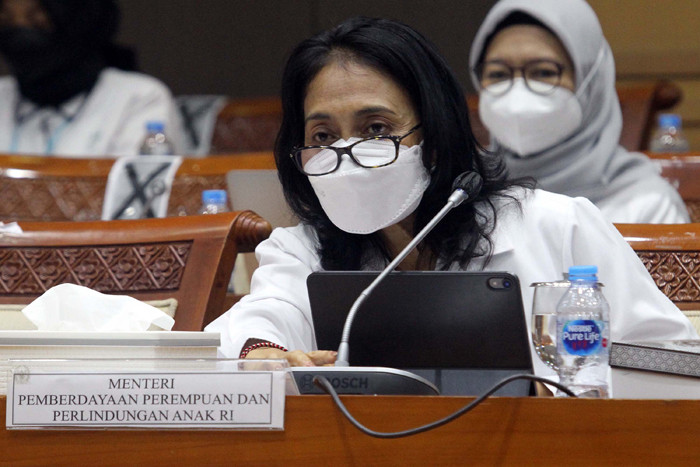 Menteri Pemberdayaan Perempuan dan Perlindungan Anak I Gusti Ayu Bintang Darmawati mengikuti rapat kerja dengan Komisi VIII DPR di Jakarta, Senin (23/8/2021).