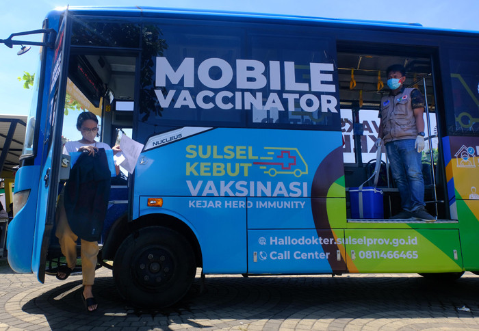 Warga menjalani vaksinasi di mobil vaksin keliling di Makassar, Senin (23/8/2021).