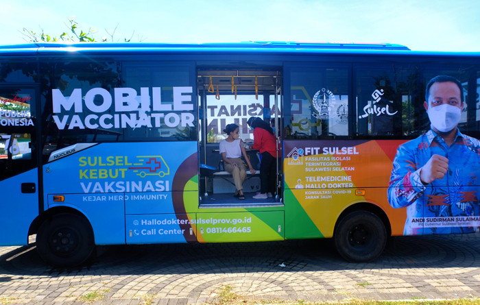 Warga menjalani vaksinasi di mobil vaksin keliling di Makassar, Senin (23/8/2021).