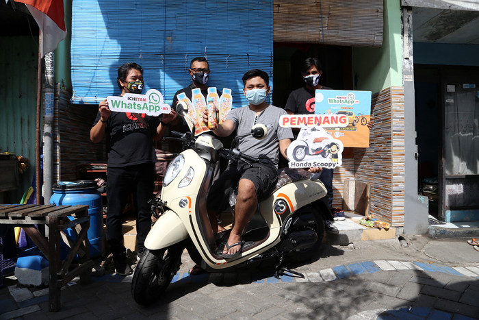 Sekti Bagus Saputro bersama istri dan bayinya berpose dengan satu unit sepeda motor Scoopy di Desa Kepuh Waru, Sidoarjo, Jawa Timur, Senin (23/8/2021).