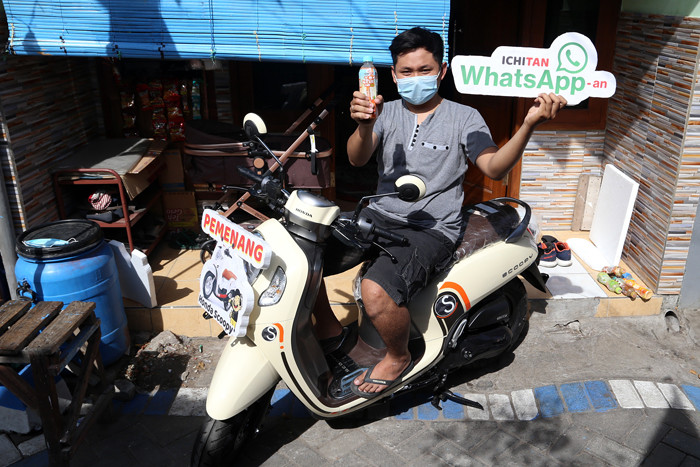 Sekti Bagus Saputro bersama istri dan bayinya berpose dengan satu unit sepeda motor Scoopy di Desa Kepuh Waru, Sidoarjo, Jawa Timur, Senin (23/8/2021).