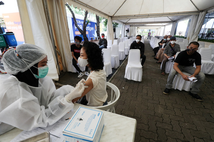Wamenparekraf Angela Tanoesoedibjo menjalani vaksinasi dosis ke-2 di Sentra Vaksinasi Covid-19 yang digelar di MNC Center, Jakarta, Senin (23/8/2021).