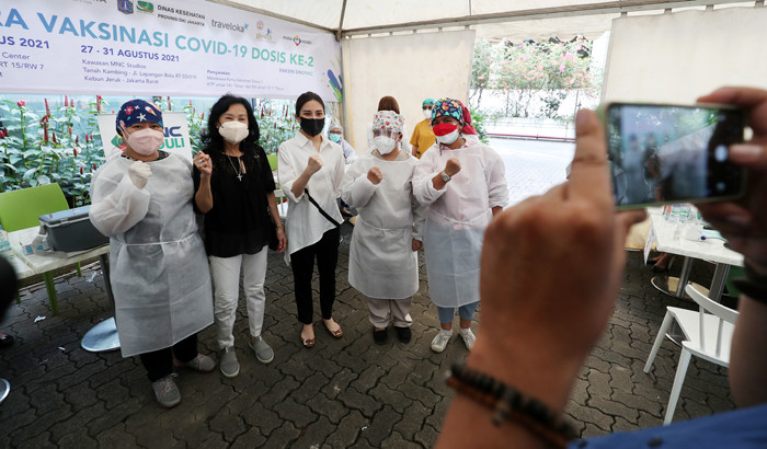 Wamenparekraf Angela Tanoesoedibjo menjalani vaksinasi dosis ke-2 di Sentra Vaksinasi Covid-19 yang digelar di MNC Center, Jakarta, Senin (23/8/2021).