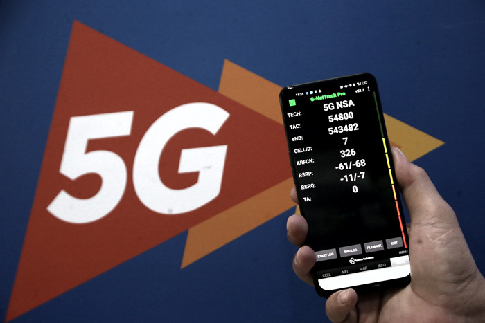 Edukasi layanan 5G kepada pelanggan di XL Center Pemuda, Surabaya, Jawa Timur, Senin (23/8/2021).