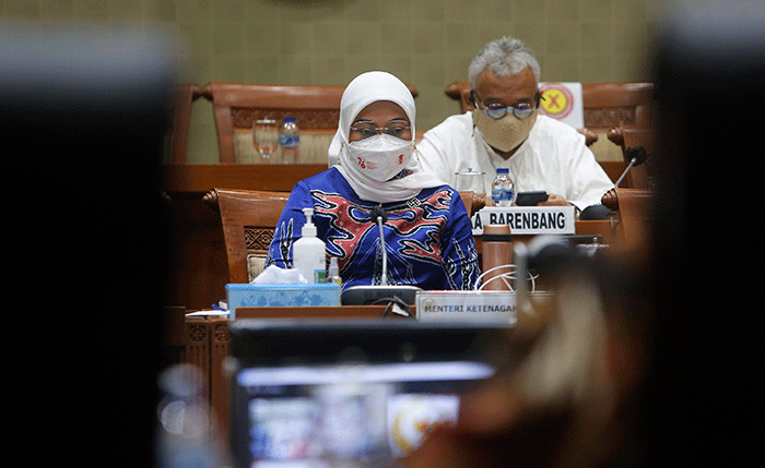 Menteri Ketenagakerjaan Ida Fauziyah mengikuti rapat kerja dengan Komisi IX DPR di Kompleks Parlemen, Senayan, Jakarta, Selasa (24/8/2021).
