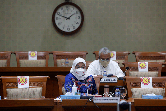 Menteri Ketenagakerjaan Ida Fauziyah mengikuti rapat kerja dengan Komisi IX DPR di Kompleks Parlemen, Senayan, Jakarta, Selasa (24/8/2021).