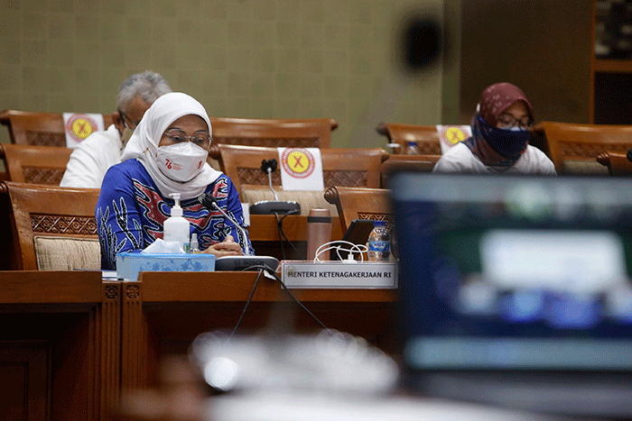 Menteri Ketenagakerjaan Ida Fauziyah mengikuti rapat kerja dengan Komisi IX DPR di Kompleks Parlemen, Senayan, Jakarta, Selasa (24/8/2021).