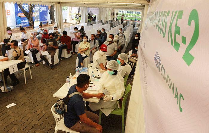 Vaksinator menyuntikkan vaksin Covid-19 tahap 2 kepada warga di MNC Center, Kebon Sirih, Jakarta, Selasa (24/8/2021).