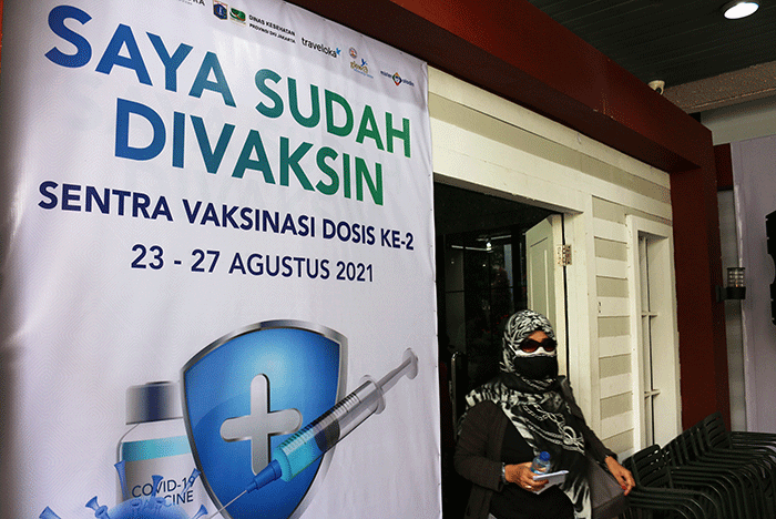 Vaksinator menyuntikkan vaksin Covid-19 tahap 2 kepada warga di MNC Center, Kebon Sirih, Jakarta, Selasa (24/8/2021).