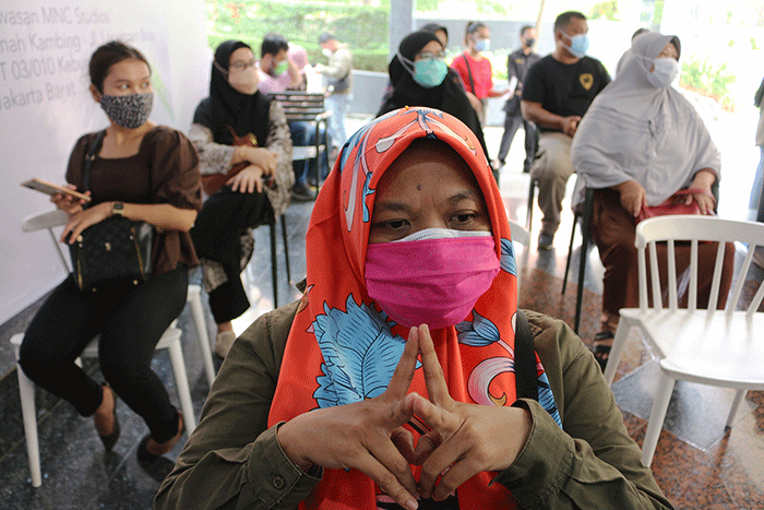 Vaksinator menyuntikkan vaksin Covid-19 tahap 2 kepada warga di MNC Center, Kebon Sirih, Jakarta, Selasa (24/8/2021).