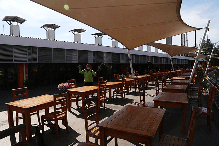 Suasana pusat kuliner Sentra Ikan Bulak (SIB) Surabaya, Jawa Timur, Selasa (24/8/2021).