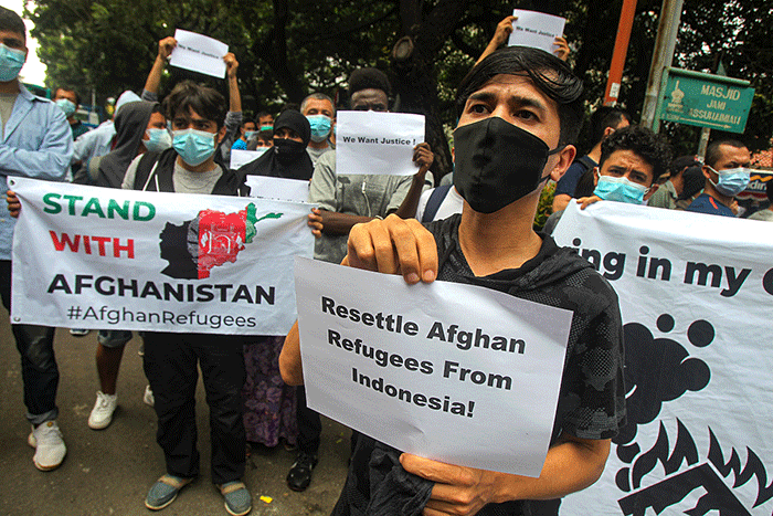 Ratusan pencari suaka asal Afghanistan menggelar aksi unjuk rasa di depan kantor UNHCR, Kebon Sirih, Jakarta Pusat, Selasa (24/8/2021).