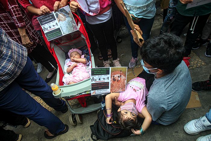 Ratusan pencari suaka asal Afghanistan menggelar aksi unjuk rasa di depan kantor UNHCR, Kebon Sirih, Jakarta Pusat, Selasa (24/8/2021).
