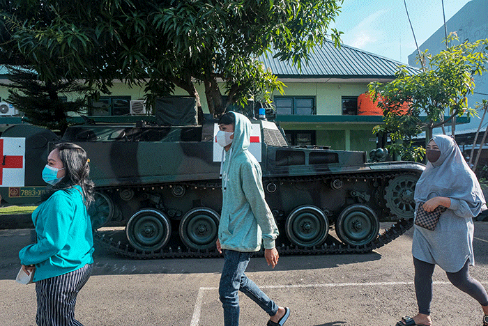 Warga mengikuti Vaksinasi di dalam armada perang tank di Markas Kodim 1408/BS Makassar, Selasa (24/8/2021).