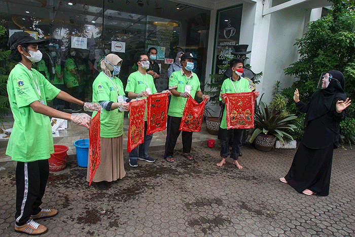 Sejumlah penyandang difabel mengikuti pelatihan kesenian Batik Betawi di Balai Pustaka, Jakarta Timur, Rabu (25/8/2021).