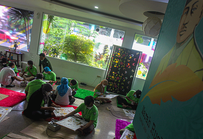 Sejumlah penyandang difabel mengikuti pelatihan kesenian Batik Betawi di Balai Pustaka, Jakarta Timur, Rabu (25/8/2021).