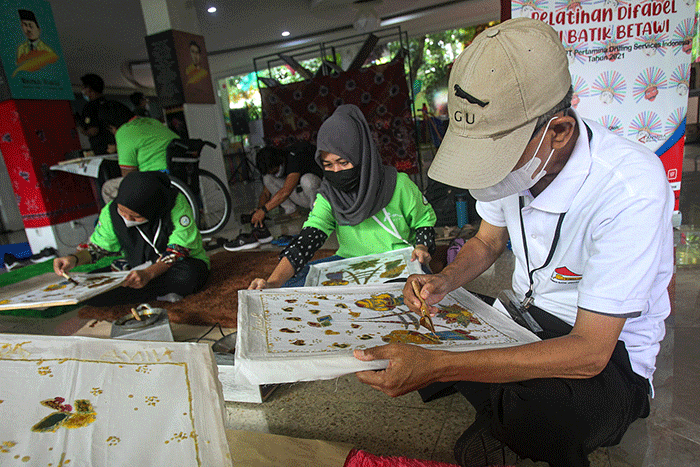 Sejumlah penyandang difabel mengikuti pelatihan kesenian Batik Betawi di Balai Pustaka, Jakarta Timur, Rabu (25/8/2021).