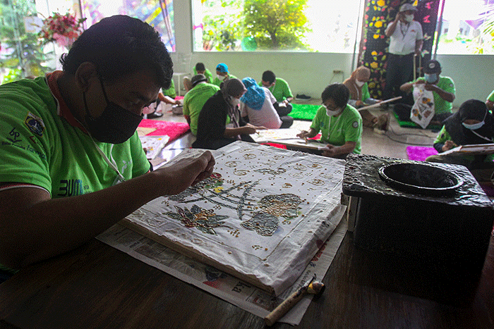 Sejumlah penyandang difabel mengikuti pelatihan kesenian Batik Betawi di Balai Pustaka, Jakarta Timur, Rabu (25/8/2021).