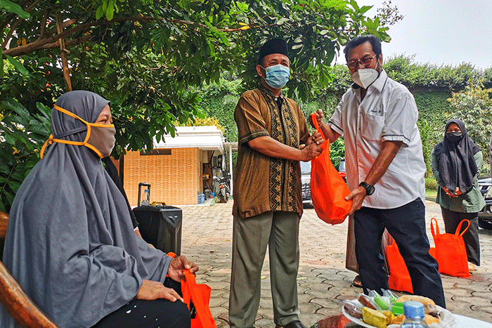 Pemberian Bansos Bagi Warga Terdampak Pandemi Covid-19 di Jakarta Selatan, Rabu (25/8/2021).