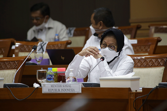 Menteri Sosial Tri Rismaharini saat mengikuti rapat kerja dengan Komisi VIII DPR di Kompleks Parlemen, Senayan, Jakarta, Rabu (25/8/2021).