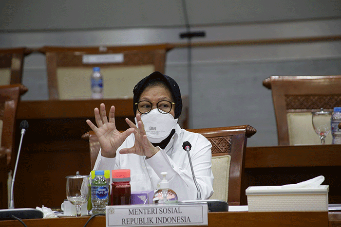 Menteri Sosial Tri Rismaharini saat mengikuti rapat kerja dengan Komisi VIII DPR di Kompleks Parlemen, Senayan, Jakarta, Rabu (25/8/2021).