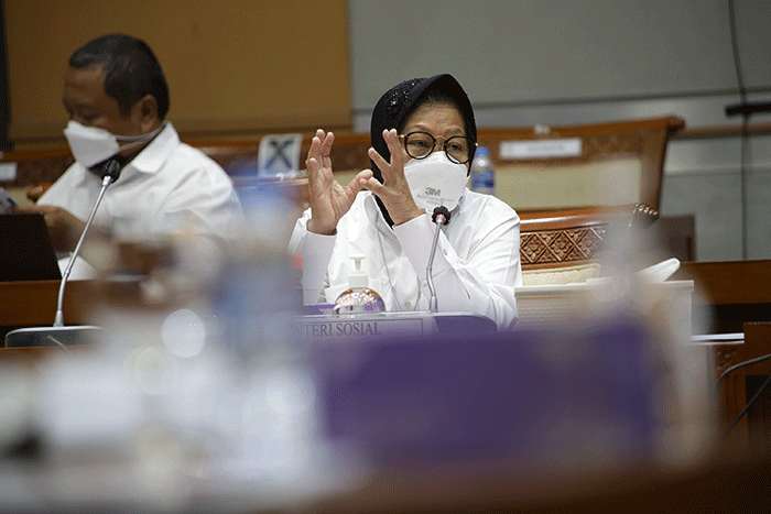 Menteri Sosial Tri Rismaharini saat mengikuti rapat kerja dengan Komisi VIII DPR di Kompleks Parlemen, Senayan, Jakarta, Rabu (25/8/2021).