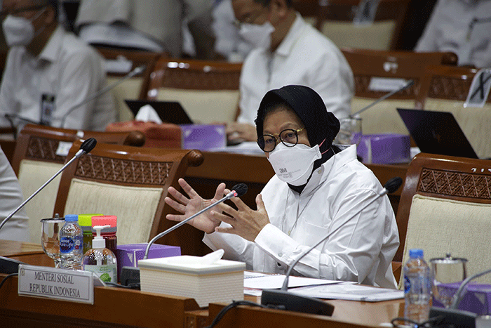 Menteri Sosial Tri Rismaharini saat mengikuti rapat kerja dengan Komisi VIII DPR di Kompleks Parlemen, Senayan, Jakarta, Rabu (25/8/2021).