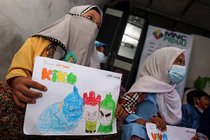 MNC Peduli dan MNC Animation mengunjungi anak-anak di Kampung Lio Depok untuk mewarnai, memberikan buku bacaan dan nonton KIKO bersama Rabu (25/8/2021).