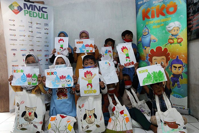 MNC Peduli dan MNC Animation mengunjungi anak-anak di Kampung Lio Depok untuk mewarnai, memberikan buku bacaan dan nonton KIKO bersama Rabu (25/8/2021).