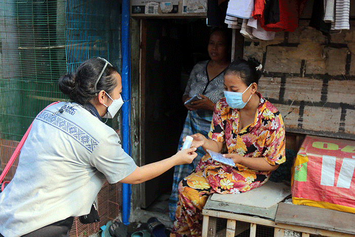 Perwakilan MNC Peduli menyerahkan bantuan sembako dan perlengkapan new normal di Kampung Lio, Depok, Jawa Barat, Rabu (25/8/2021).
