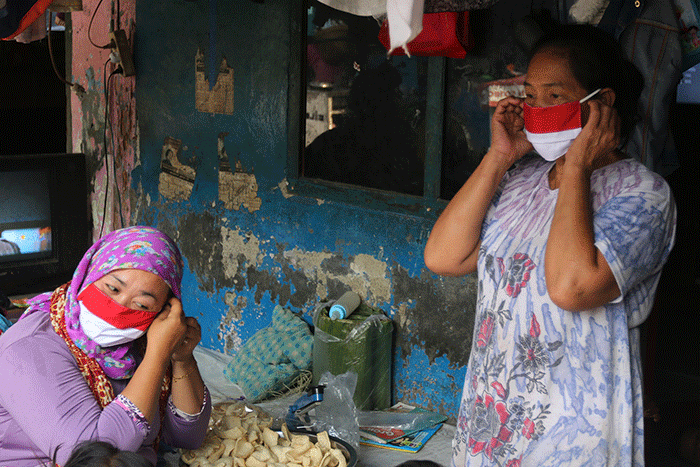Perwakilan MNC Peduli menyerahkan bantuan sembako dan perlengkapan new normal di Kampung Lio, Depok, Jawa Barat, Rabu (25/8/2021).