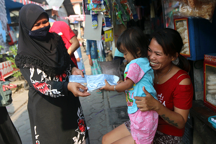 Perwakilan MNC Peduli menyerahkan bantuan sembako dan perlengkapan new normal di Kampung Lio, Depok, Jawa Barat, Rabu (25/8/2021).